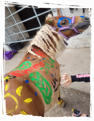 Lucy Lucy beamlt bei Kindergeburtstag
